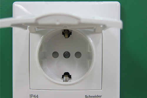 Купить розетку Schneider со шторками в Минске! розетки schneider с крышкой заземлением минск шнайдер уника каталог цена