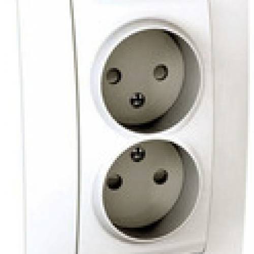 Розетка двойная без заземления со шторками с рамкой